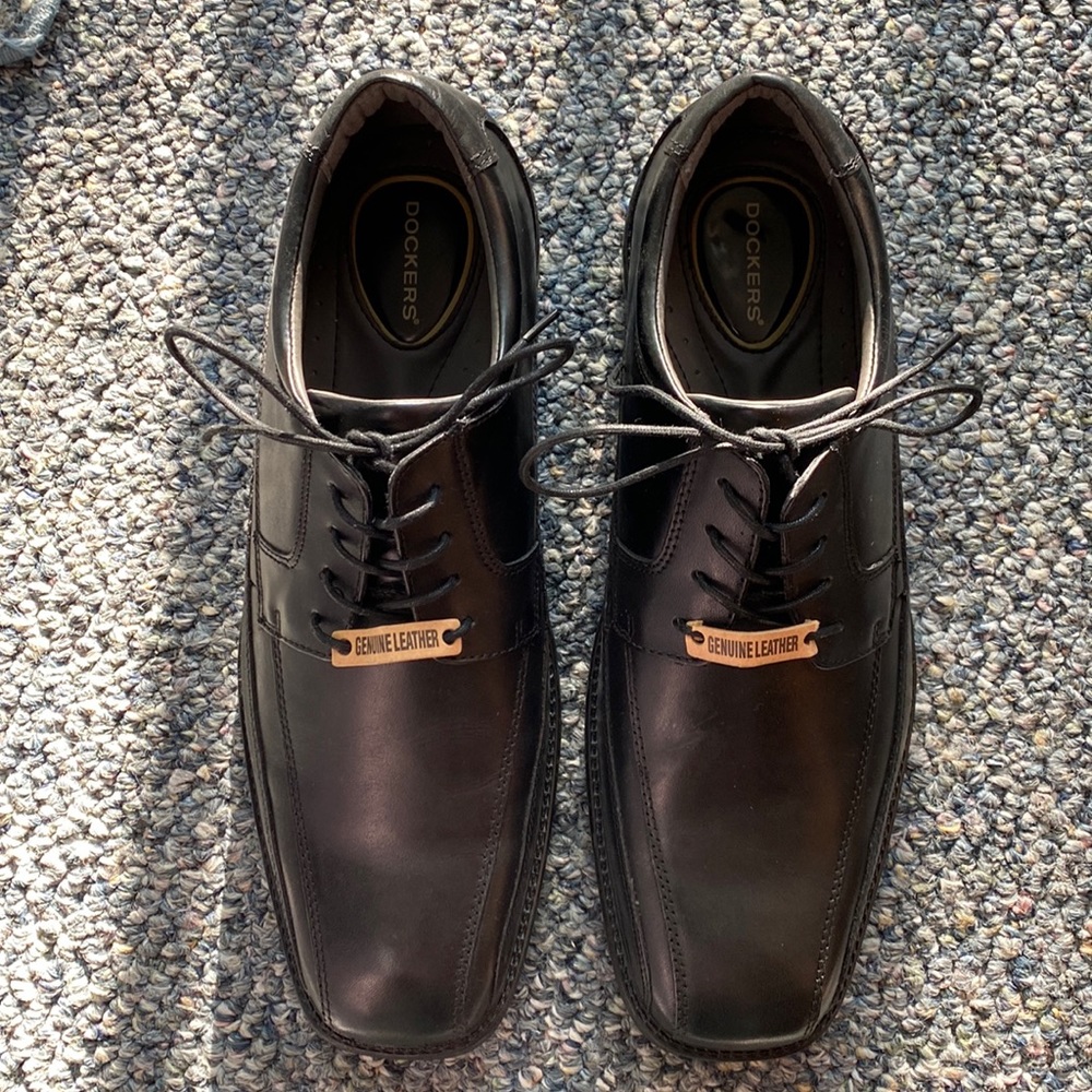 Dockers leather dress shoes in perfect conditions.